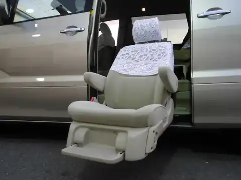 カタログ画像：アルファードＧ （ALPHARD G） ＡＸ Ｌエディション サイドリフトアップシート装着車 2007年6月 DBA-ANH15W 2400cc ゴールドメタリック 燃費9.4km / l 内装