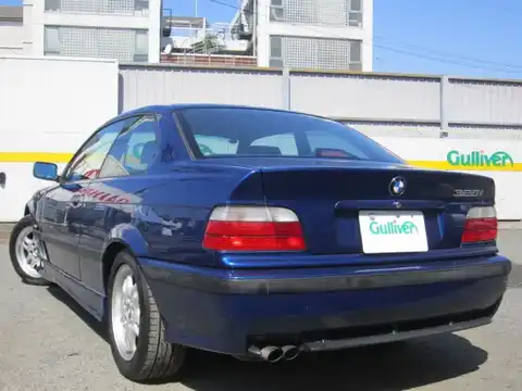 カタログ画像：３シリーズ （3 SERIES） ３２８ｉ 1995年8月 E-CD28 2800cc ダーク・ブルーorモントリオール・ブルー・メタリック 燃費8.5km / l バック