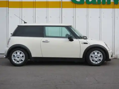 カタログ画像：ＭＩＮＩ （MINI） ワン 2004年9月 GH-RA16 1600cc ペッパー・ホワイト 燃費14.0km / l 外装