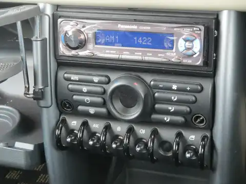 カタログ画像：ＭＩＮＩ （MINI） ワン 2004年9月 GH-RA16 1600cc ペッパー・ホワイト 燃費14.0km / l 内装