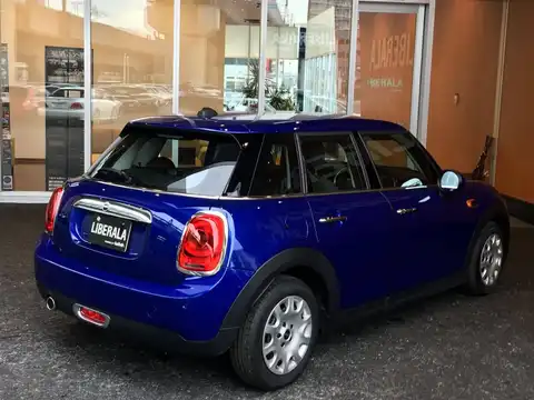 カタログ画像：ＭＩＮＩ （MINI） ワン 2019年9月 DBA-XU15M 1500cc 燃費17.5km / l バック