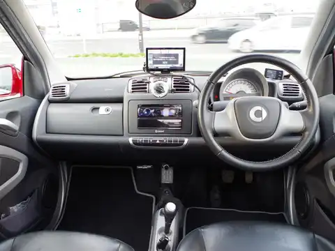 カタログ画像：スマートフォーツークーペ （SMART FORTWO COUPE） ｍｈｄ 2008年12月 CBA-451380 1000cc シルバーメタリック 燃費23.0km / l 内装