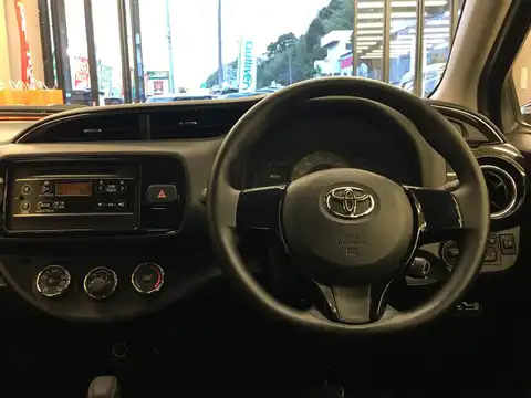 カタログ画像：ヴィッツ （VITZ） ジュエラ 2018年5月 DBA-KSP130 1000cc ブラックマイカ 燃費21.6km / l 内装