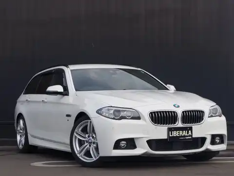 カタログ画像：５シリーズ （5 SERIES） ５２３ｉツーリング Ｍスポーツ 2013年11月 DBA-XL20 2000cc アルピン・ホワイトⅢ（ソリッド・カラー） 燃費13.8km / l メイン（その他）