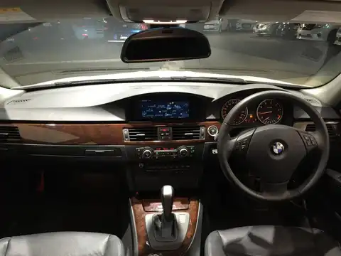 カタログ画像：３シリーズ （3 SERIES） ３２０ｉツーリング ハイラインパッケージ 2010年5月 LBA-US20 2000cc アルピン・ホワイトⅢ（ソリッド・カラー） 燃費13.0km / l 内装