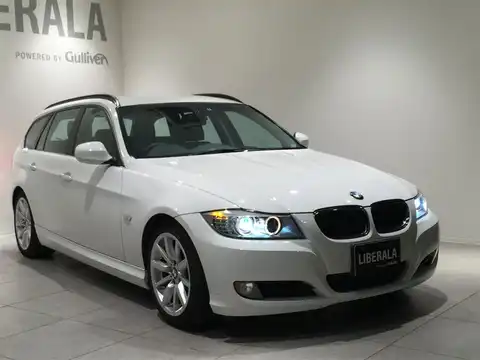 カタログ画像：３シリーズ （3 SERIES） ３２０ｉツーリング ハイラインパッケージ 2010年5月 LBA-US20 2000cc アルピン・ホワイトⅢ（ソリッド・カラー） 燃費13.0km / l メイン（その他）