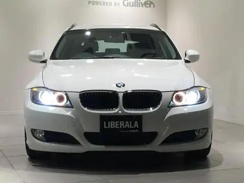 カタログ画像：３シリーズ （3 SERIES） ３２０ｉツーリング ハイラインパッケージ 2010年5月 LBA-US20 2000cc アルピン・ホワイトⅢ（ソリッド・カラー） 燃費13.0km / l フロント