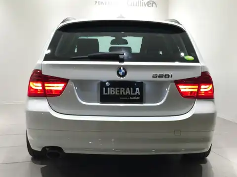 カタログ画像：３シリーズ （3 SERIES） ３２０ｉツーリング ハイラインパッケージ 2010年5月 LBA-US20 2000cc アルピン・ホワイトⅢ（ソリッド・カラー） 燃費13.0km / l バック