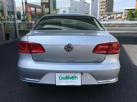 カタログ画像：パサート （PASSAT） ＴＳＩコンフォートライン 2011年5月 DBA-3CCAX 1400cc リフレックスシルバーメタリック 燃費18.4km / l バック