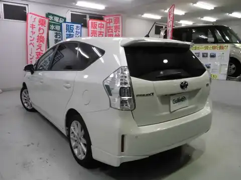 カタログ画像：プリウスα （PRIUS ALPHA） Ｇツーリングセレクション・スカイライトパッケージ 2011年5月 DAA-ZVW40W 1800cc ホワイトパールクリスタルシャイン 燃費26.2km / l バック