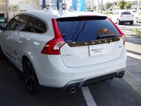 カタログ画像：Ｖ６０ （V60） Ｄ４ Ｒデザイン 2015年7月 LDA-FD4204T 2000cc アイスホワイト 燃費20.2km / l バック