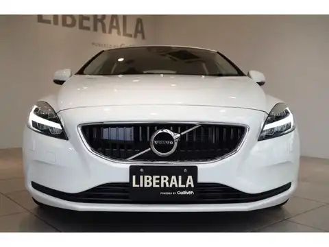 カタログ画像：Ｖ４０ （V40） Ｄ４ モメンタム 2019年10月 LDA-MD4204T 2000cc アイスホワイト 燃費20.0km / l フロント