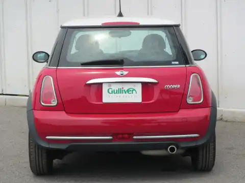カタログ画像：ＭＩＮＩ （MINI） クーパー 2005年9月 GH-RA16 1600cc チリ・レッド（ソリッド） 燃費13.4km / l バック