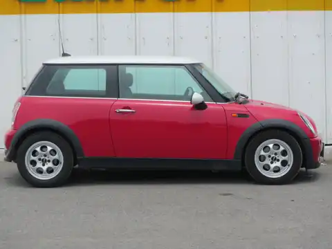 カタログ画像：ＭＩＮＩ （MINI） クーパー 2005年9月 GH-RA16 1600cc チリ・レッド（ソリッド） 燃費13.4km / l 外装