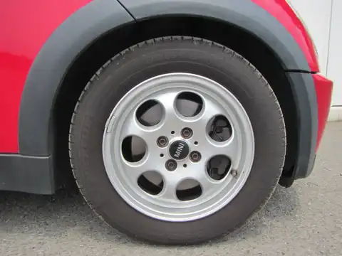 カタログ画像：ＭＩＮＩ （MINI） クーパー 2005年9月 GH-RA16 1600cc チリ・レッド（ソリッド） 燃費13.4km / l タイヤ