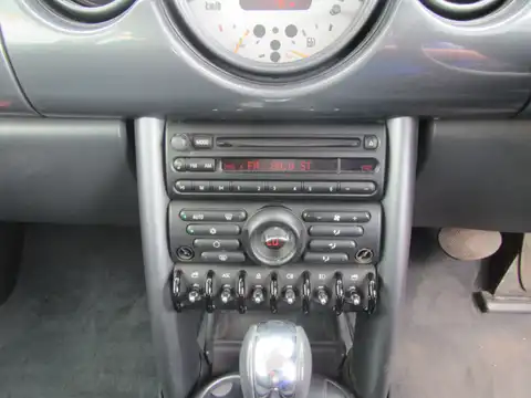 カタログ画像：ＭＩＮＩ （MINI） クーパー 2005年9月 GH-RA16 1600cc チリ・レッド（ソリッド） 燃費13.4km / l 内装