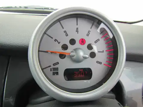カタログ画像：ＭＩＮＩ （MINI） クーパー 2005年9月 GH-RA16 1600cc チリ・レッド（ソリッド） 燃費13.4km / l 内装
