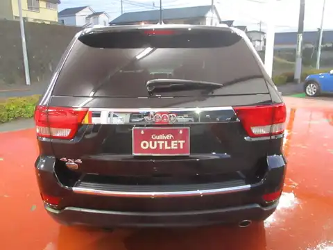 カタログ画像：ジープ・グランドチェロキー （JEEP GRAND CHEROKEE） オーバーランド 2011年12月 ABA-WK36A 3600cc ブリリアントブラッククリスタルパールコート 燃費7.7km / l バック