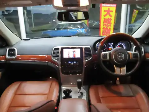 カタログ画像：ジープ・グランドチェロキー （JEEP GRAND CHEROKEE） オーバーランド 2011年12月 ABA-WK36A 3600cc ブリリアントブラッククリスタルパールコート 燃費7.7km / l 内装