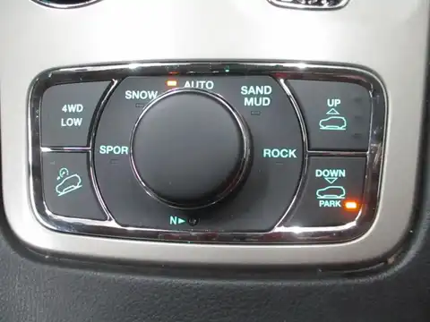 カタログ画像：ジープ・グランドチェロキー （JEEP GRAND CHEROKEE） オーバーランド 2011年12月 ABA-WK36A 3600cc ブリリアントブラッククリスタルパールコート 燃費7.7km / l 内装