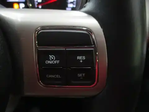 カタログ画像：ジープ・グランドチェロキー （JEEP GRAND CHEROKEE） オーバーランド 2011年12月 ABA-WK36A 3600cc ブリリアントブラッククリスタルパールコート 燃費7.7km / l 内装