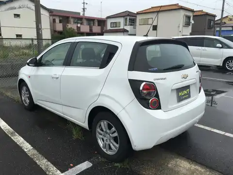 カタログ画像：シボレーソニック （CHEVROLET SONIC） ＬＴ 2011年11月 ABA-KT300 1600cc サミット ホワイト 燃費10.9km / l バック