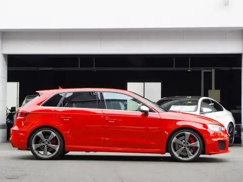 カタログ画像：ＲＳ３スポーツバック （RS3 SPORTBACK） ベースグレード 2015年10月 ABA-8VCZGF 2500cc カタルーニャレッドメタリック 燃費13.1km / l 外装