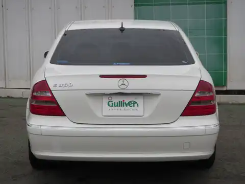 カタログ画像：Ｅクラス （E-CLASS） Ｅ３５０ アバンギャルド 2005年8月 DBA-211056C 3500cc アラバスターホワイト（Ｓ） 燃費8.6km / l バック