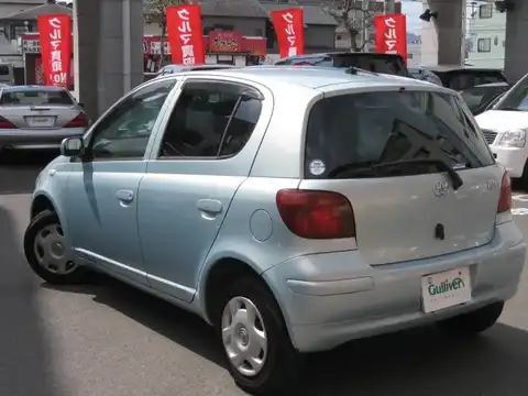 カタログ画像：ヴィッツ （VITZ） Ｆ Ｌパッケージ 2002年12月 UA-NCP15 1300cc ペールブルーマイカメタリック 燃費16.6km / l バック