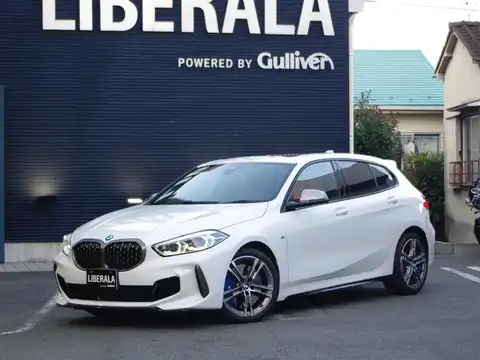 カタログ画像：１シリーズ （1 SERIES） Ｍ１３５ｉ ｘＤｒｉｖｅ 2019年11月 3BA-7L20 2000cc アルピン・ホワイト（ソリッド・カラー） 燃費12.0km / l メイン（その他）