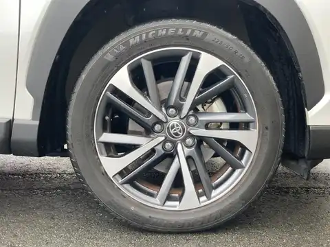 カタログ画像：カローラクロス （COROLLA CROSS） ハイブリッド Ｚ 2021年9月 6AA-ZVG11 1800cc プラチナホワイトパールマイカ 燃費26.2km / l タイヤ