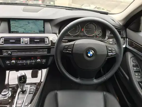 カタログ画像：５シリーズ （5 SERIES） ５２３ｉツーリング 2011年10月 DBA-XL20 2000cc 燃費13.8km / l 内装