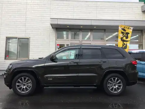 カタログ画像：ジープ・グランドチェロキー （JEEP GRAND CHEROKEE） ７５ｔｈアニバーサリーエディション 2016年7月 ABA-WK36TA 3600cc レコングリーンクリアコート 燃費9.6km / l 外装