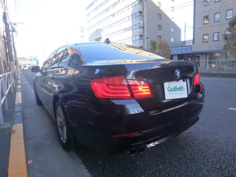 カタログ画像：５シリーズ （5 SERIES） ５２３ｉ 2011年10月 DBA-XG20 2000cc ブラック・サファイア（メタリック・カラー） 燃費14.2km / l バック