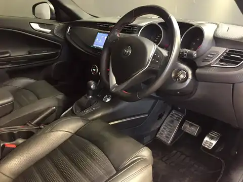 カタログ画像：ジュリエッタ （GIULIETTA） ヴェローチェ １７５０ ＴＢＩ 2019年1月 ABA-94018P 1800cc アルファ レッド 燃費10.8km / l 内装