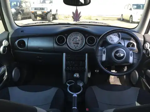 カタログ画像：ＭＩＮＩ （MINI） クーパーＳ 2002年3月 GH-RE16 1600cc ブリティッシュ・レーシング・グリーン 燃費11.6km / l 内装