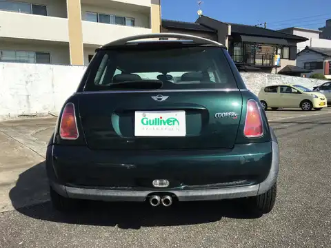カタログ画像：ＭＩＮＩ （MINI） クーパーＳ 2002年3月 GH-RE16 1600cc ブリティッシュ・レーシング・グリーン 燃費11.6km / l バック