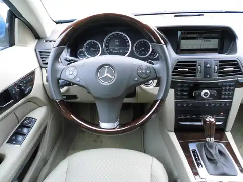 カタログ画像：Ｅクラス （E-CLASS） Ｅ３５０ カブリオレ 2010年4月 DBA-207456 3500cc インディゴライトブルー（Ｍ） 燃費9.1km / l 内装