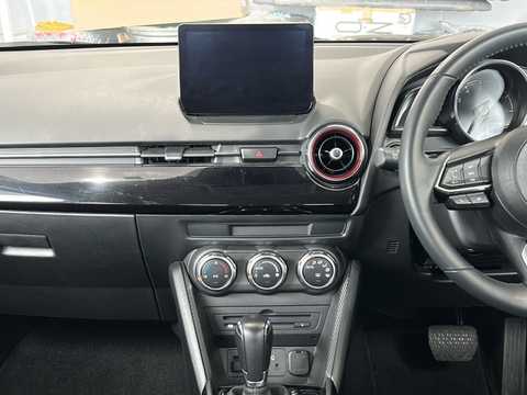 カタログ画像：ＭＡＺＤＡ２ （MAZDA2） １５スポルト 2023年3月 5BA-DJLAS 1500cc スノーフレイクホワイトパールマイカ 燃費18.1km / l 内装