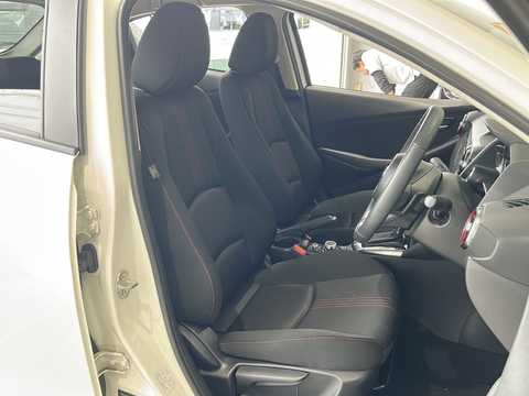 カタログ画像：ＭＡＺＤＡ２ （MAZDA2） １５スポルト 2023年3月 5BA-DJLAS 1500cc スノーフレイクホワイトパールマイカ 燃費18.1km / l 内装