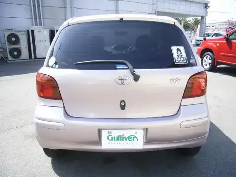 カタログ画像：ヴィッツ （VITZ） Ｕ Ｄパッケージ 2002年8月 UA-NCP10 1300cc 燃費21.0km / l バック