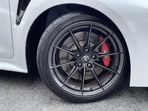 カタログ画像：ＧＲカローラ （GR COROLLA） ＲＺ 2023年8月 4BA-GZEA14H 1600cc スーパーホワイトⅡ 燃費12.4km / l タイヤ