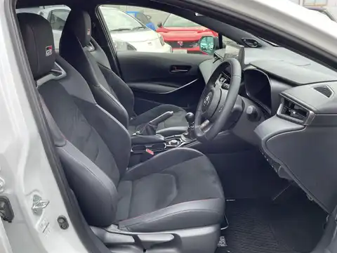 カタログ画像：ＧＲカローラ （GR COROLLA） ＲＺ 2023年8月 4BA-GZEA14H 1600cc プラチナホワイトパールマイカ 燃費12.4km / l 内装