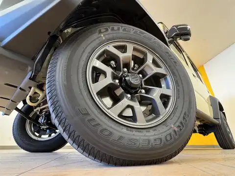 カタログ画像：ジムニーノマド （JIMNY NOMADE） ＦＣ 2025年4月 3BA-JC74W 1500cc シフォンアイボリーメタリック2ブラック2トーンルーフ 燃費13.6km / l タイヤ