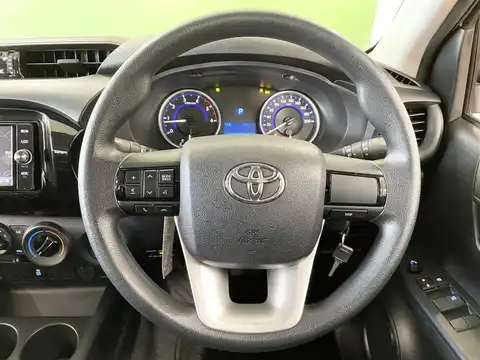 カタログ画像：ハイラックス （HILUX） Ｘ 2017年9月 QDF-GUN125 2400cc スーパーホワイトⅡ 燃費11.8km / l 内装