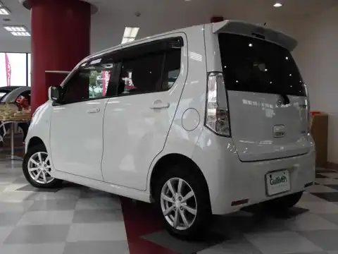 カタログ画像：ワゴンＲスティングレー （WAGON R STINGRAY） Ｘ ＣＤプレーヤー装着車 2012年9月 DBA-MH34S 660cc パールホワイト 燃費28.8km / l バック