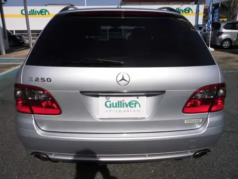 カタログ画像：Ｅクラスステーションワゴン （E-CLASS STATIONWAGON） Ｅ２５０ ステーションワゴン 2007年8月 DBA-211252C 2500cc キューバナイトシルバー（Ｍ）orイリジウムシルバー（Ｍ） 燃費9.0km / l バック