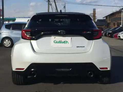 カタログ画像：ＧＲヤリス （GR YARIS） ＲＺ ハイパフォーマンス 2020年9月 4BA-GXPA16 1600cc プラチナホワイトパールマイカ 燃費13.6km / l バック