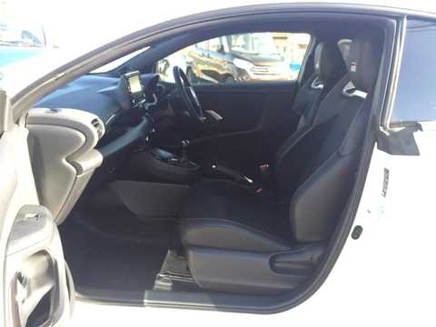 カタログ画像：ＧＲヤリス （GR YARIS） ＲＣ 2020年9月 4BA-GXPA16 1600cc プラチナホワイトパールマイカ 燃費13.6km / l 内装