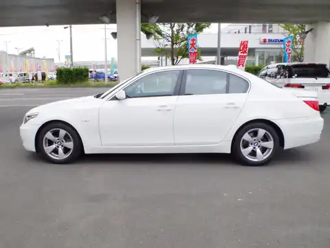 カタログ画像：５シリーズ （5 SERIES） ５２５ｉ 2008年10月 ABA-NU25 2500cc アルピン・ホワイトⅢ 燃費8.8km / l 外装